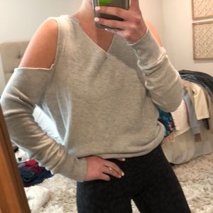 V-neck, cut out, sweatshirt!